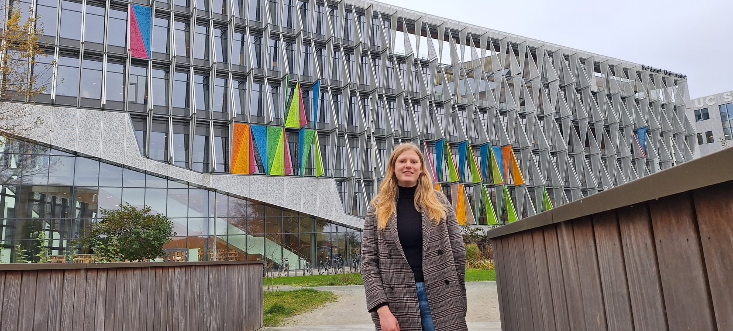 Clara står uden med SDU Kolding bygningen i baggrunden.