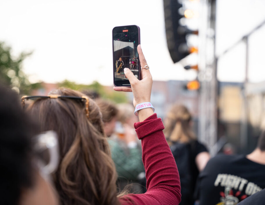 Person tager billeder med mobilen til KONTUR