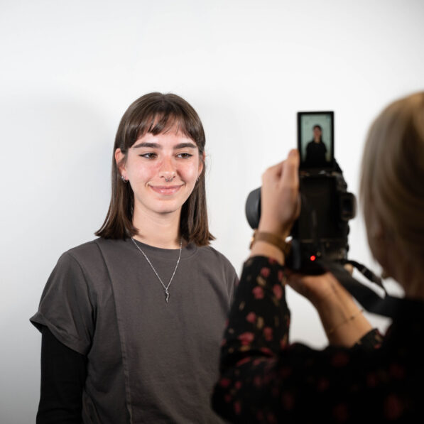 Ung kvinde får taget et portrætfoto af en fotograf.