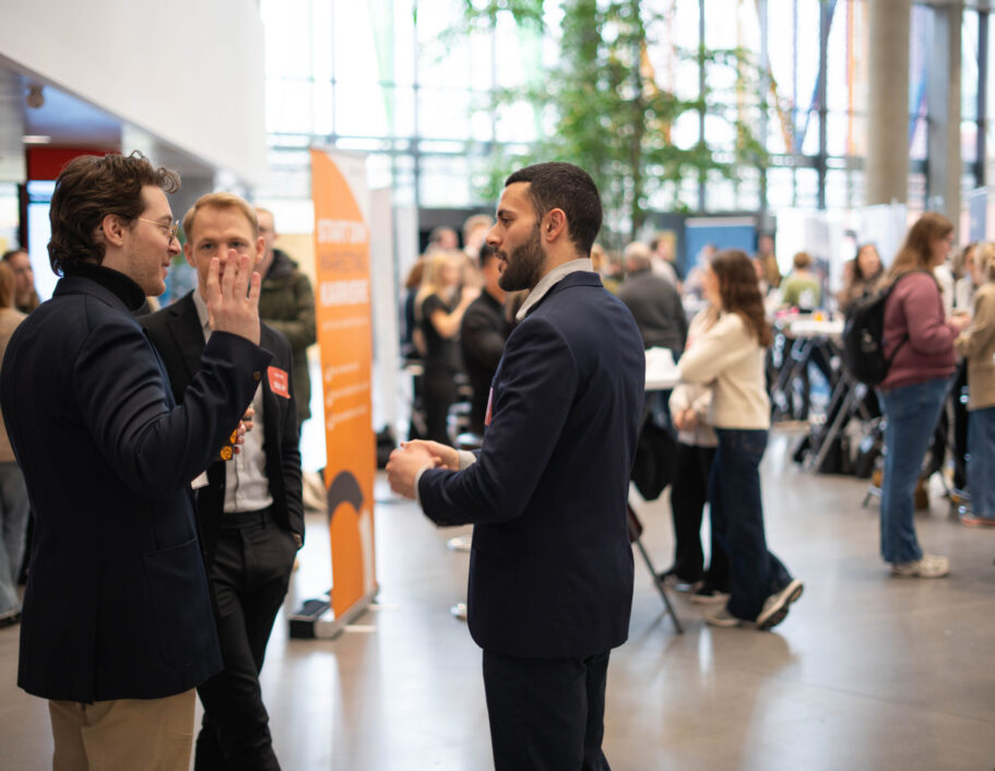 Studerende snakker sammen til Business Lunch