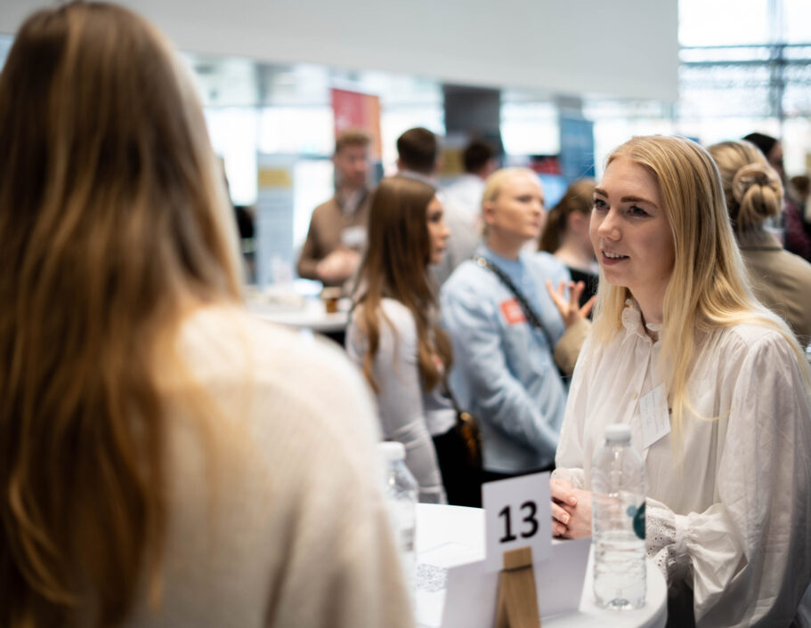 Studerende taler med en virksomhed til Business Lunch