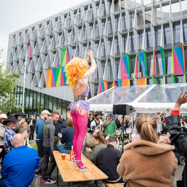 Dragqueen Mizz Privileze foran SDU Kolding