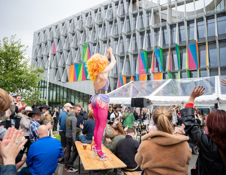 Dragqueen Mizz Privileze foran SDU Kolding