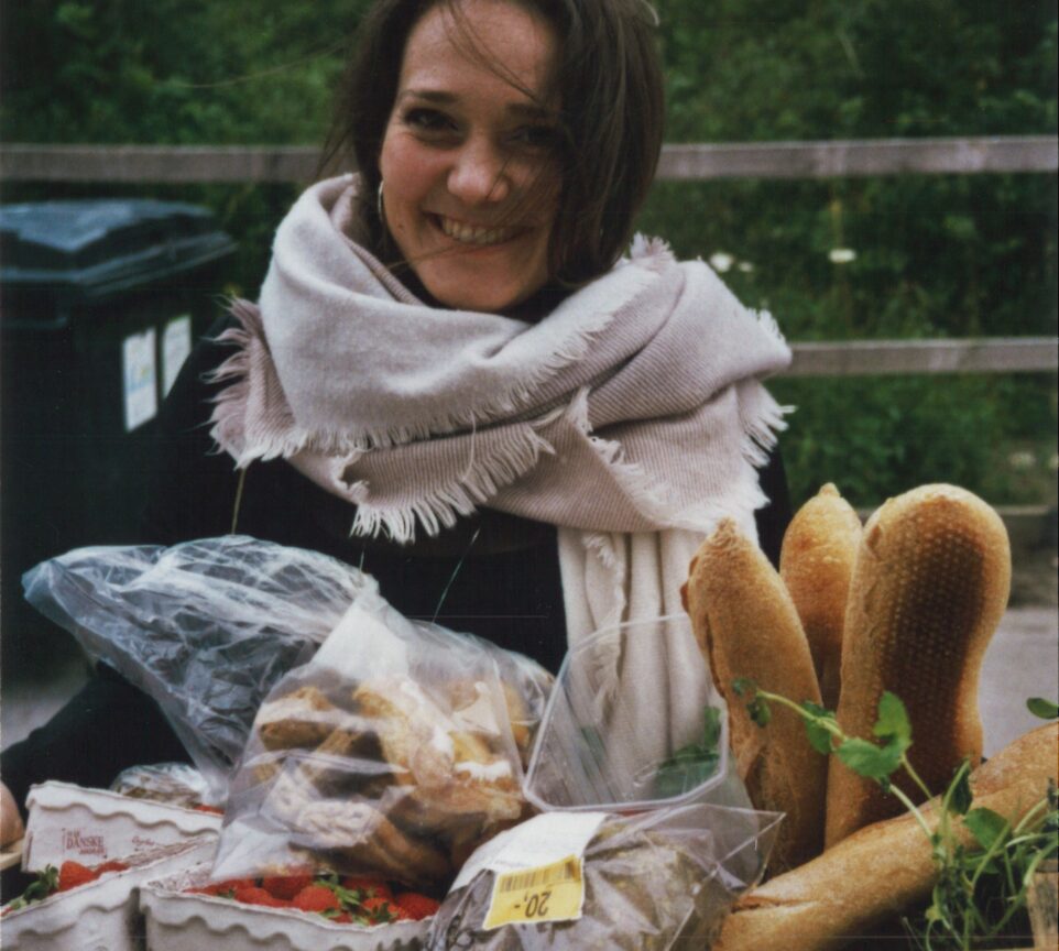 Iben fra food reformers holder en kurv med mad