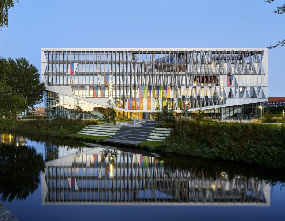 SDU Kolding set udefra over åen. SDU Kolding er tegnet af Henning Larsen. Foto: Hufton+Crow.
