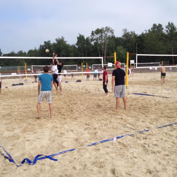 unge menneskers spiller beach volley