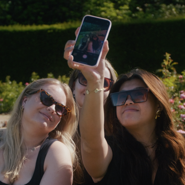 Mette og to andre veninder tager en selfie uden i den grønne natur.