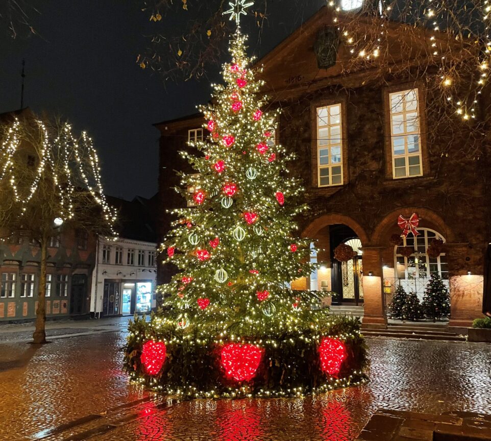 Foran Koldings rådhus står et stort og flot juletræ pyntet med lyskæder, julekugler og lysende hjerter.