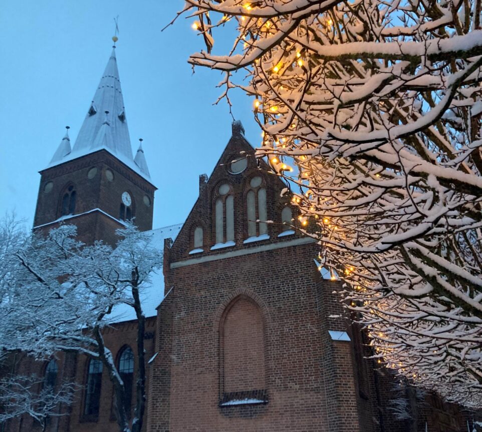 En kirke er klædt i hvidt sne.